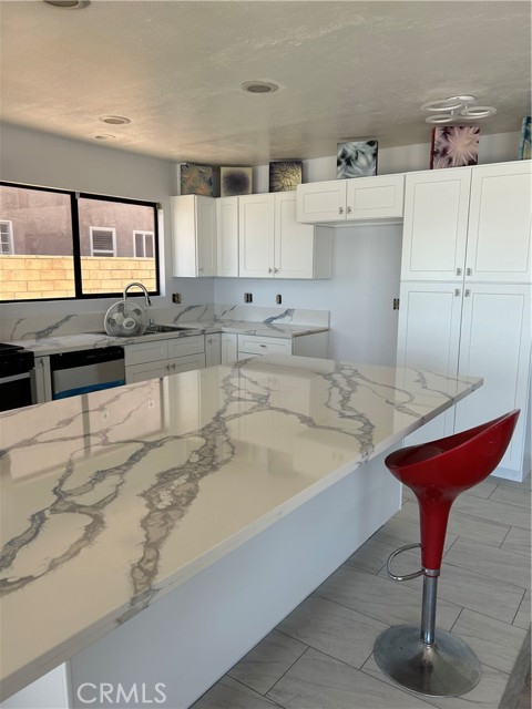 Detail Gallery Image 4 of 17 For 13915 Spring Valley Pkwy, Victorville,  CA 92395 - 3 Beds | 2 Baths