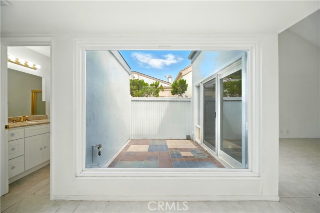 75 Willow Tree Lane, Irvine CA: https://media.crmls.org/medias/f785f19a-94dc-4a8b-bf0e-5a447541da3d.jpg