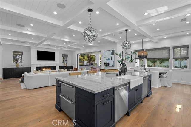 Detail Gallery Image 13 of 75 For 676 18th St, Manhattan Beach,  CA 90266 - 6 Beds | 6/2 Baths