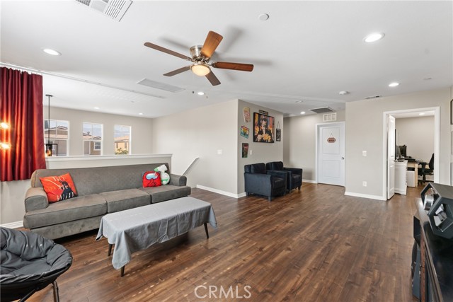 691 Lourdes Lane, Rialto CA: https://media.crmls.org/medias/f78762b5-fd21-4b93-aa50-f6b902a7f620.jpg