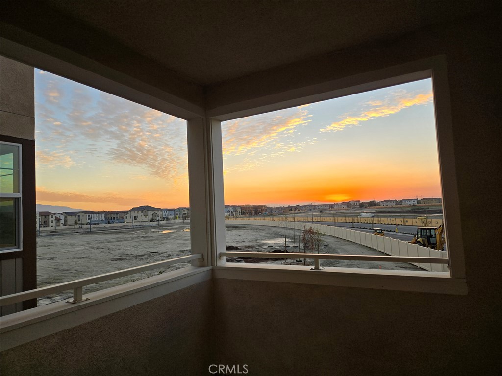 https://media.crmls.org/medias/f787d3c8-e381-43c1-ad51-3c0ba1b4d8c9.jpg?preset=X-Large
