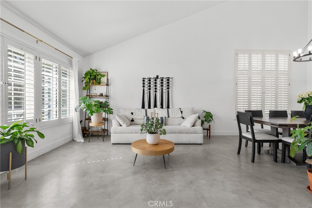 https://media.crmls.org/medias/f78cb3ab-9ec6-40cb-89d4-d9f40dba9041.jpg?preset=X-Large