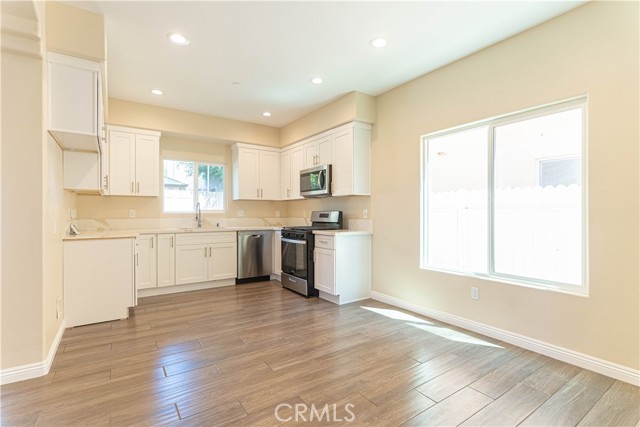 9246 Cedros Avenue, Panorama City CA: https://media.crmls.org/medias/f78d6dd2-024a-4f8e-8258-60e14498bbca.jpg