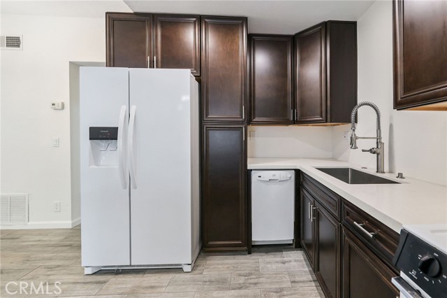 606 Lake Street, Huntington Beach CA: https://media.crmls.org/medias/f78e4def-f4fe-455e-9f63-524b562e9675.jpg