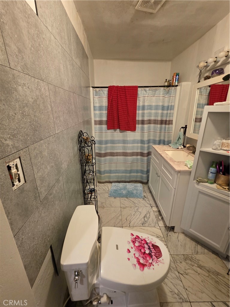 https://media.crmls.org/medias/f7902a8e-960f-40cd-9d6c-2537eb5f6d57.jpg?preset=X-Large