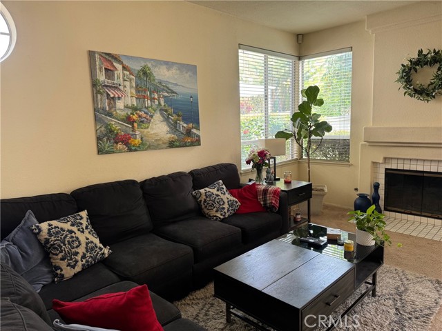 8 Bormes, Irvine CA: https://media.crmls.org/medias/f7909604-8713-425a-a598-23e317445ef9.jpg
