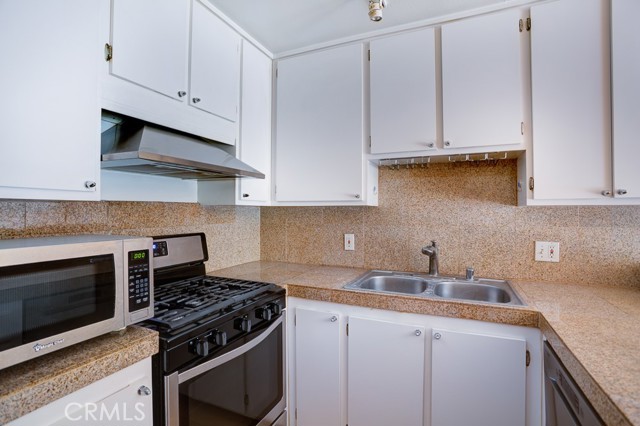 Detail Gallery Image 12 of 32 For 1940 N Highland Ave #10,  Los Angeles,  CA 90068 - 2 Beds | 2 Baths