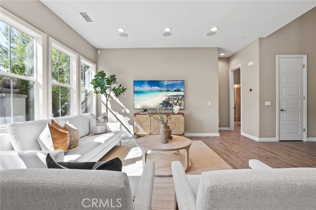 Detail Gallery Image 7 of 63 For 33 Castellana, Lake Forest,  CA 92630 - 4 Beds | 3 Baths