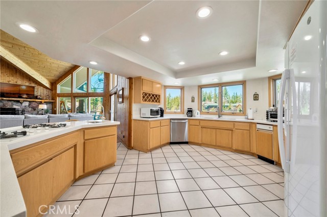 Detail Gallery Image 14 of 61 For 40034 Lakeview Dr, Big Bear Lake,  CA 92315 - 4 Beds | 3/1 Baths