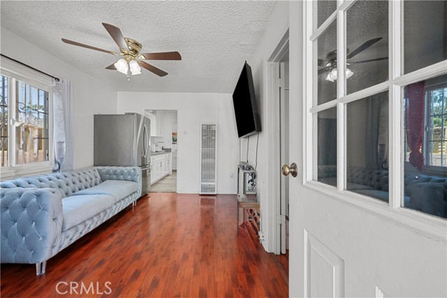 178 E 49th Street, Los Angeles CA: https://media.crmls.org/medias/f79be2a8-9a2d-4f30-9da7-2c1d3d1b6123.jpg