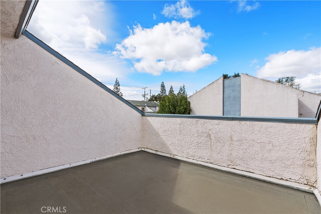 https://media.crmls.org/medias/f79ce010-88a8-4d37-b464-d0812b490cf4.jpg?preset=X-Large