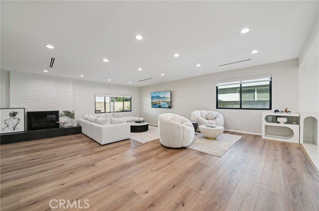 Detail Gallery Image 6 of 31 For 15937 Londelius St, North Hills,  CA 91343 - 3 Beds | 3 Baths