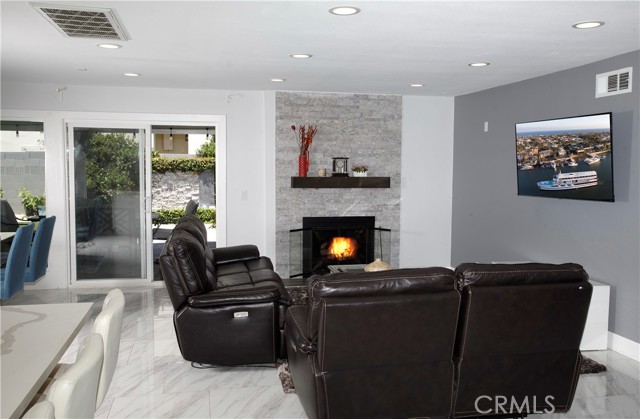 6051 Summerdale Drive, Huntington Beach CA: https://media.crmls.org/medias/f7a13e9f-23d4-466b-8c0a-3d58759d3bd5.jpg
