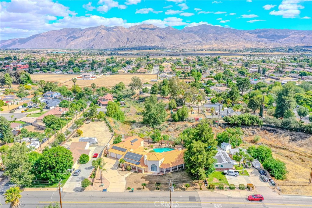 https://media.crmls.org/medias/f7a166f5-514d-415d-88ad-e342e2a57ce5.jpg?preset=X-Large