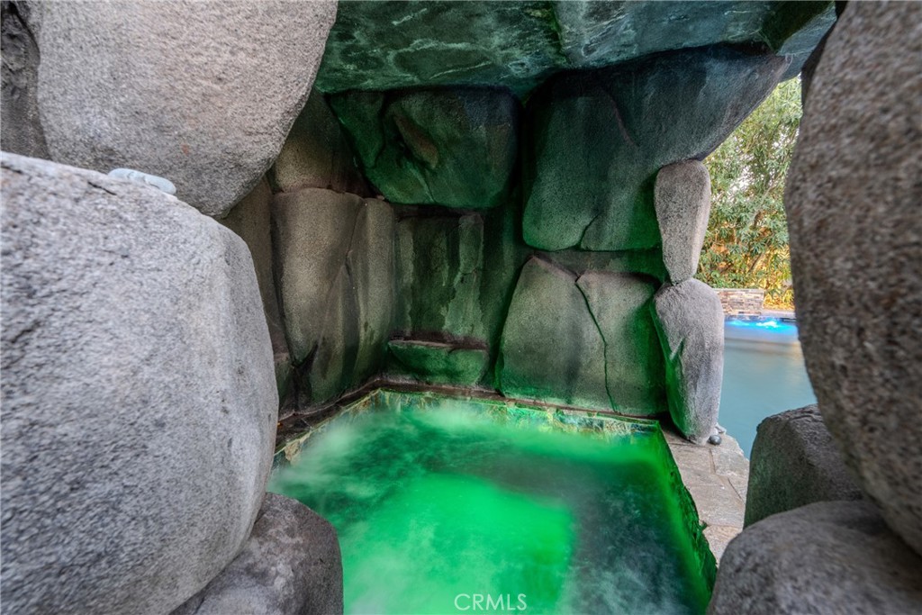 https://media.crmls.org/medias/f7a1d0ca-d002-4ddd-a2b8-d292dbe48982.jpg?preset=X-Large