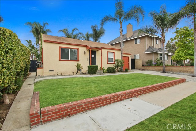 4512 E Rosada Street Long Beach, California Beautifully remodeled home located in Artcraft Manor! Open floor plan, 3 bedrooms, 2 bathrooms. Hardwood floors, upgraded kitchen, quartz countertops, inside laundry area. Heat and A/C to keep you comfortable all year long. The backyard is a definite retreat for weekends and after-hours BBQ's and get-togethers. Lots of privacy as the yard is fenced. Great neighborhood and freeway close to everything