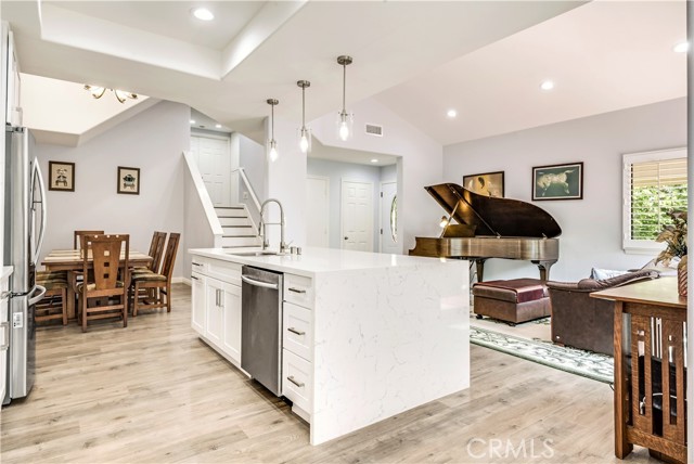 Detail Gallery Image 12 of 28 For 16 Monterey Ct, Manhattan Beach,  CA 90266 - 3 Beds | 3 Baths