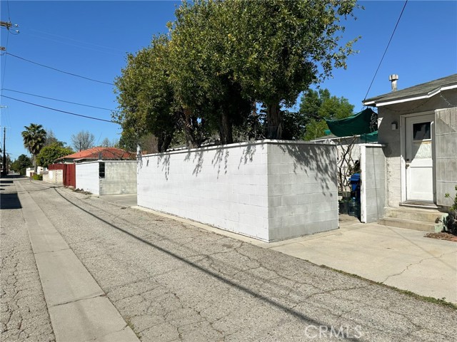 Detail Gallery Image 14 of 17 For 5617 Cedros Ave, Van Nuys,  CA 91411 - 4 Beds | 2 Baths
