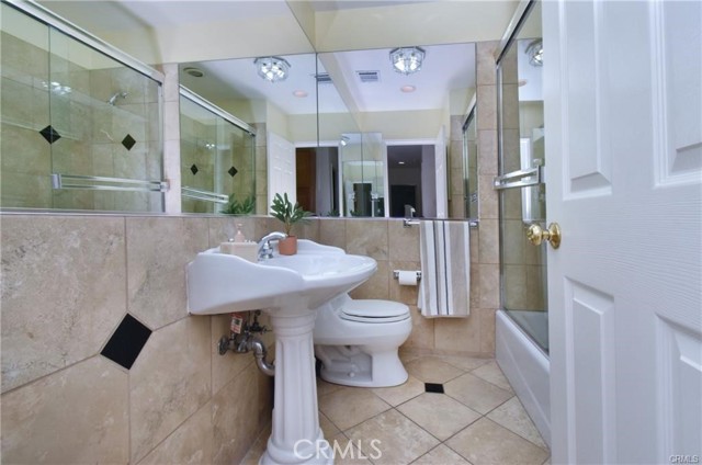 Detail Gallery Image 13 of 20 For 14018 Hesby St, Sherman Oaks,  CA 91423 - 3 Beds | 2 Baths