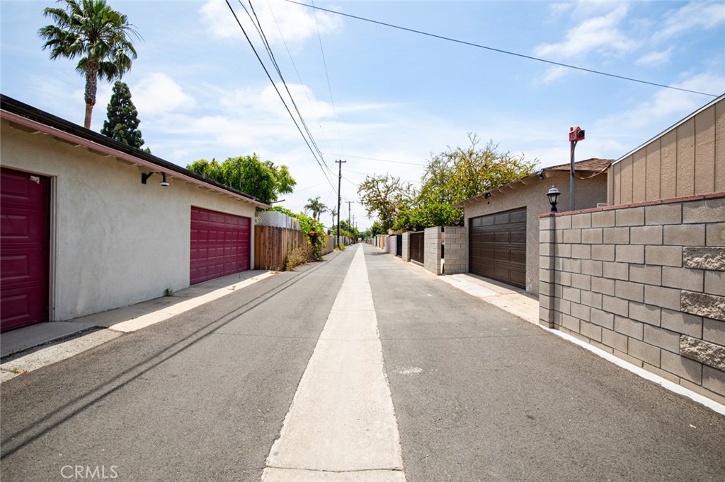 https://media.crmls.org/medias/f7abce8b-819d-4ec8-90a2-3df2555654da.jpg?preset=X-Large