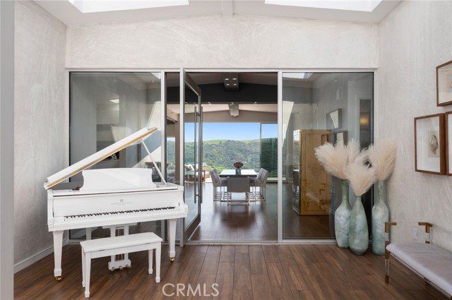 2085 Temple Hills Drive, Laguna Beach CA: https://media.crmls.org/medias/f7ac7e78-e1f9-47d7-bee9-92870de14b29.jpg