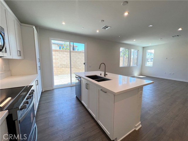 16036 Olivas Lane, Fontana CA: https://media.crmls.org/medias/f7aeafee-6c2a-4399-90da-b1b9c91018b0.jpg
