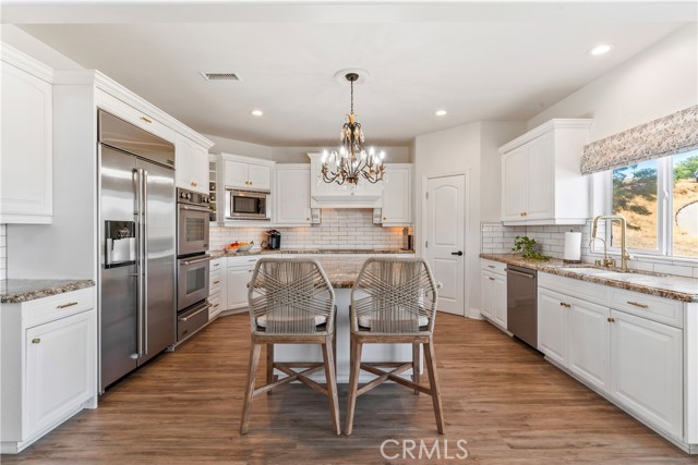 22941 Gold Rush Place, Canyon Lake CA: https://media.crmls.org/medias/f7b0399c-ba73-49ef-a725-6a4acdbdc6d5.jpg