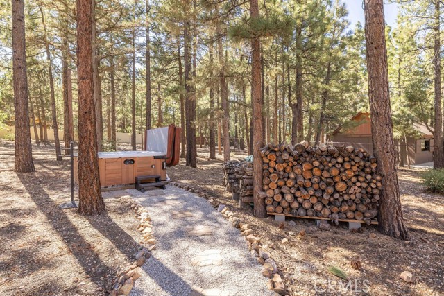 625 Cedar Glen Drive, Big Bear City CA: https://media.crmls.org/medias/f7b204e4-48a7-4e43-9794-8b5056d8725c.jpg
