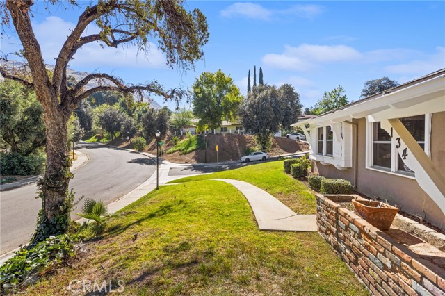 Detail Gallery Image 5 of 42 For 134 W Broadbent, Riverside,  CA 92507 - 4 Beds | 3 Baths