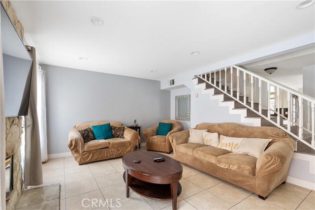 Detail Gallery Image 3 of 38 For 14294 Foothill Bld #114,  Sylmar,  CA 91342 - 3 Beds | 2/1 Baths