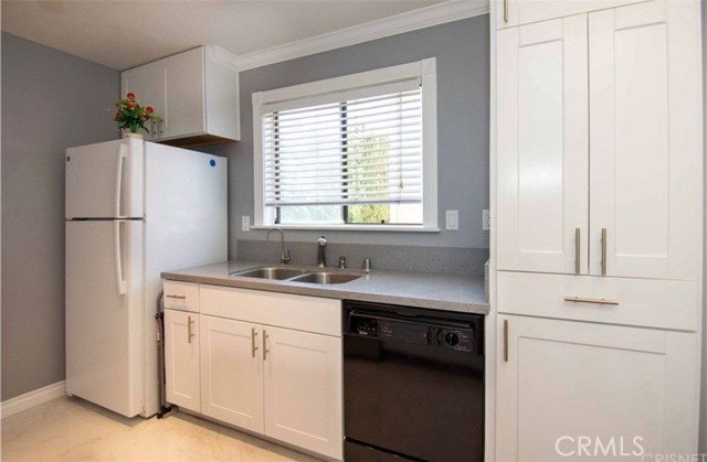 Detail Gallery Image 4 of 30 For 6912 Remmet Ave #5,  Canoga Park,  CA 91303 - 2 Beds | 2/1 Baths