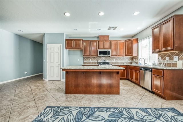 Detail Gallery Image 5 of 31 For 2427 S Laguna Ct, Visalia,  CA 93292 - 4 Beds | 2 Baths