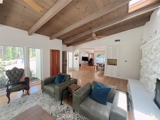 Detail Gallery Image 5 of 15 For 9466 Hidden Valley Pl, Beverly Hills,  CA 90210 - 3 Beds | 3 Baths