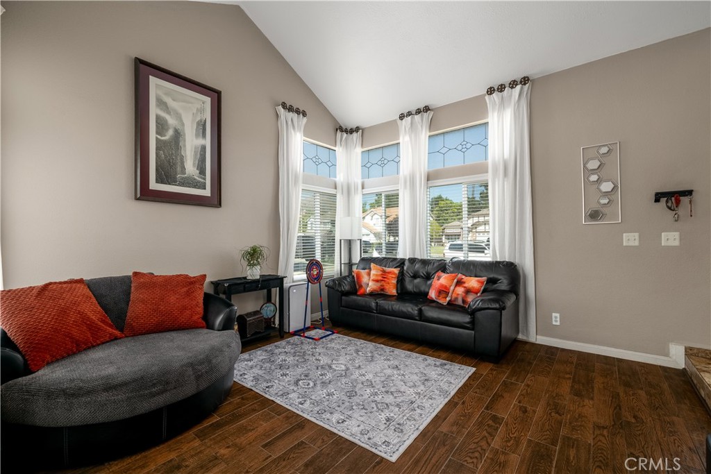 https://media.crmls.org/medias/f7bd20f1-9018-4054-93b0-aded9e8e2fda.jpg?preset=X-Large