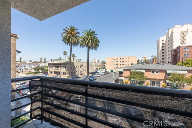 327 Chestnut Avenue, Long Beach CA: https://media.crmls.org/medias/f7bd85f9-4dfd-48d1-a8fb-c34b011f3b3f.jpg