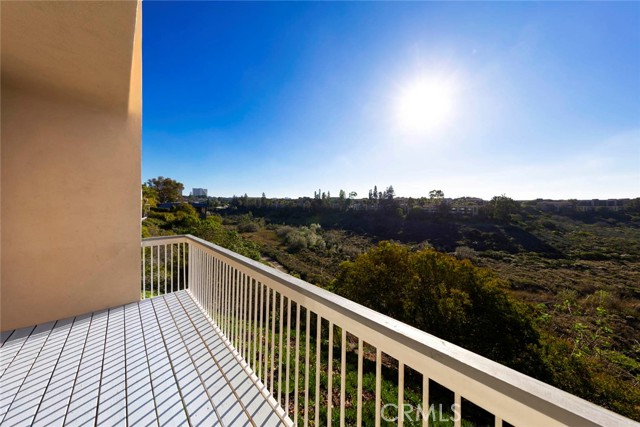 Detail Gallery Image 2 of 24 For 757 Domingo #D,  Newport Beach,  CA 92660 - 2 Beds | 2 Baths