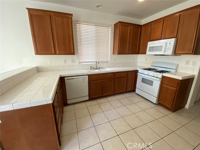 14495 Moon Valley Street, Victorville CA: https://media.crmls.org/medias/f7c0378a-f168-455a-8596-21f98fe8dad2.jpg