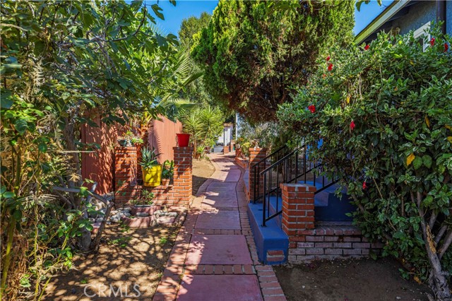 6225 Beard Street, Highland Park CA: https://media.crmls.org/medias/f7c084bf-e84f-4f76-a56c-d08af92e9fb4.jpg