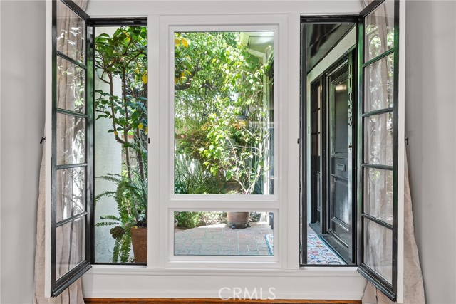 11053 Strathmore Drive, Westwood - Century City CA: https://media.crmls.org/medias/f7c11771-30af-4749-9403-7d7e04bb6dc7.jpg