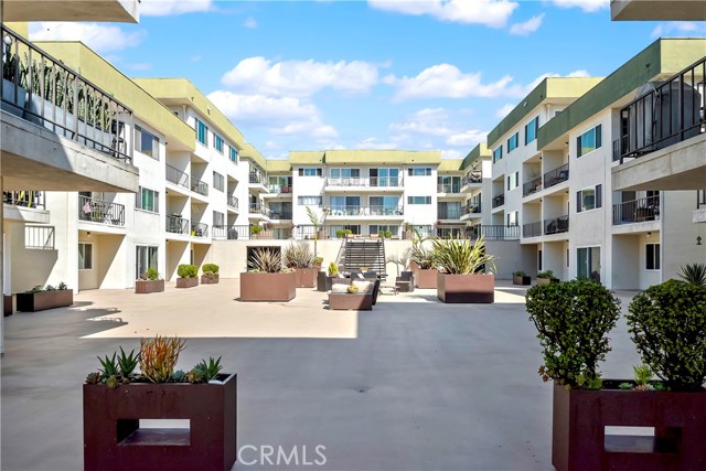 Courtyard with Lounge Areas