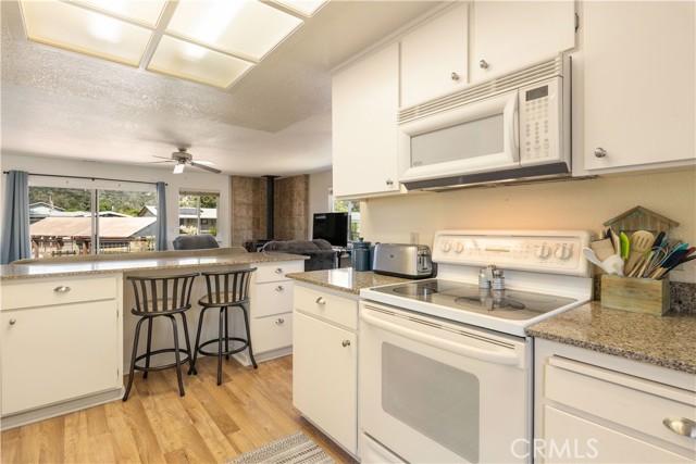 12855 Island Circle, Clearlake Oaks CA: https://media.crmls.org/medias/f7ca309f-8936-45e7-bc0c-04d8229d3f0a.jpg
