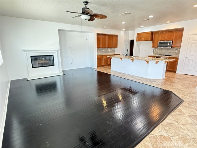 9093 Seal Beach Drive, Hesperia CA: https://media.crmls.org/medias/f7cb8ebb-2bb3-416c-b93e-61207b092e8f.jpg