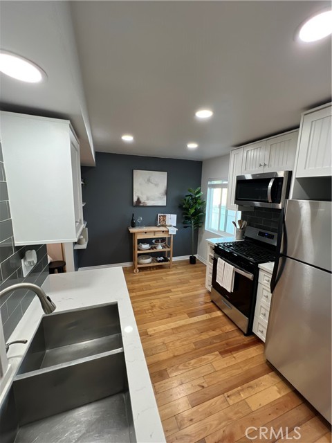 Detail Gallery Image 8 of 16 For 4113 E 10th St #2,  Long Beach,  CA 90804 - 2 Beds | 2 Baths