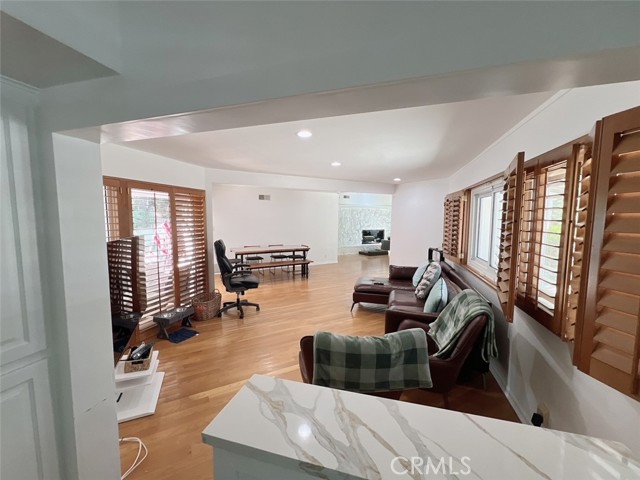 Detail Gallery Image 3 of 15 For 9466 Hidden Valley Pl, Beverly Hills,  CA 90210 - 3 Beds | 3 Baths