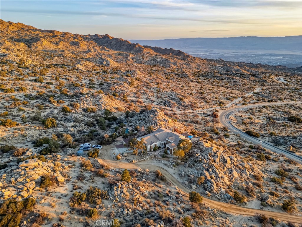 https://media.crmls.org/medias/f7cdc209-b3be-4408-a200-54a74d427571.jpg?preset=X-Large