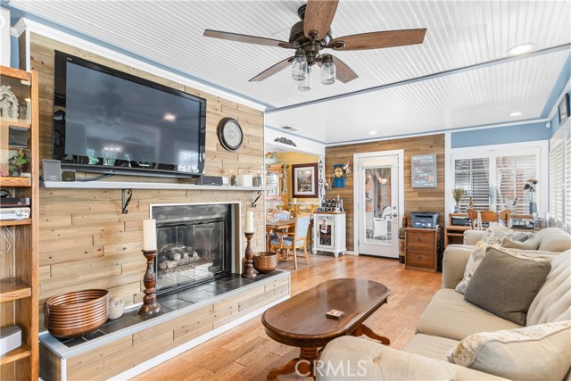 2033 E Duell Street, Glendora CA: https://media.crmls.org/medias/f7cecdb9-3643-468d-bc66-fcea398b06a9.jpg