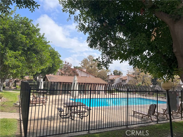 Detail Gallery Image 4 of 29 For 930 N Redding Way #D,  Upland,  CA 91768 - 3 Beds | 2/1 Baths