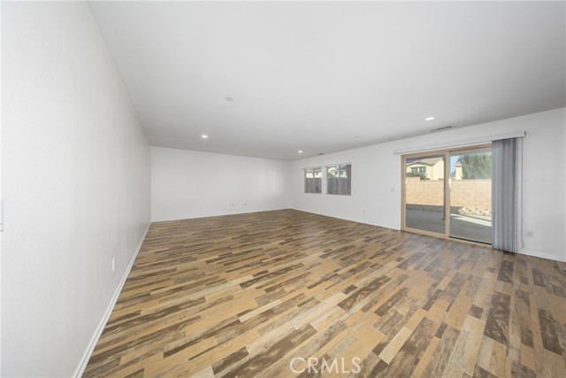 Detail Gallery Image 12 of 29 For 6949 Dewpoint Way, Fontana,  CA 92336 - 4 Beds | 3 Baths