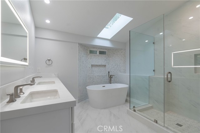 Detail Gallery Image 11 of 40 For 633 Vista Bonita, Newport Beach,  CA 92660 - 3 Beds | 2/1 Baths