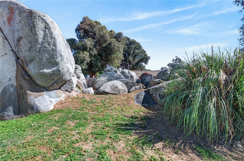https://media.crmls.org/medias/f7d3874b-18c8-4af4-b453-59e4c697d35d.jpg?preset=X-Large